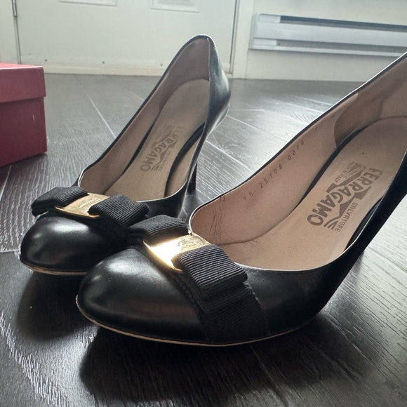 Salvatore Ferragamo black Napa leather heel- Very good condition with Size 7 - Picture 2 of 5